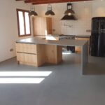 os vamos a enseñar el sistema de reformas con microcementos donde se queda todo bastante limpio y sobre todo como quedan las paredes